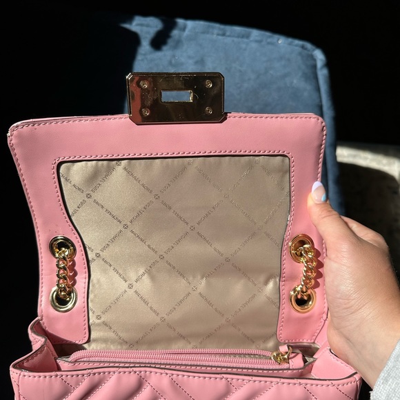 MICHEAL KORS PINK/GOLD CROSSBODY BAG! 🤍💞✨ (PERFECT CONDITION) - Picture 2 of 4